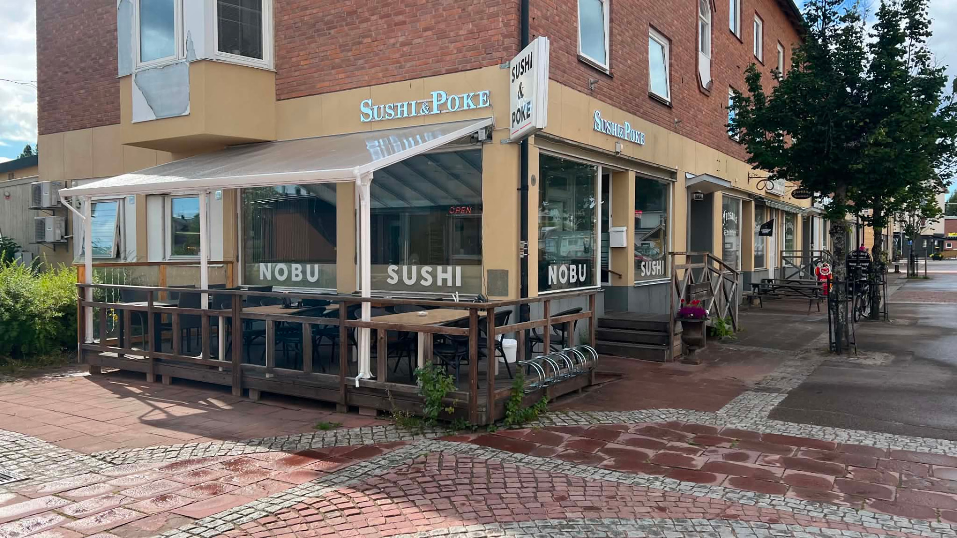 Nobu Sushi sett från gatan i Malung, med uteservering